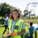 Jeune femme heureuse de rédiger une lettre de motivation pour un emploi saisonnier