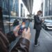 Un utilisateur passe un appel en numéro masqué sur smartphone moderne